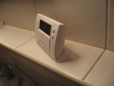 termostat bezprzewodowy zainstalowano po to aby nie niszczyć ładnej łazienki